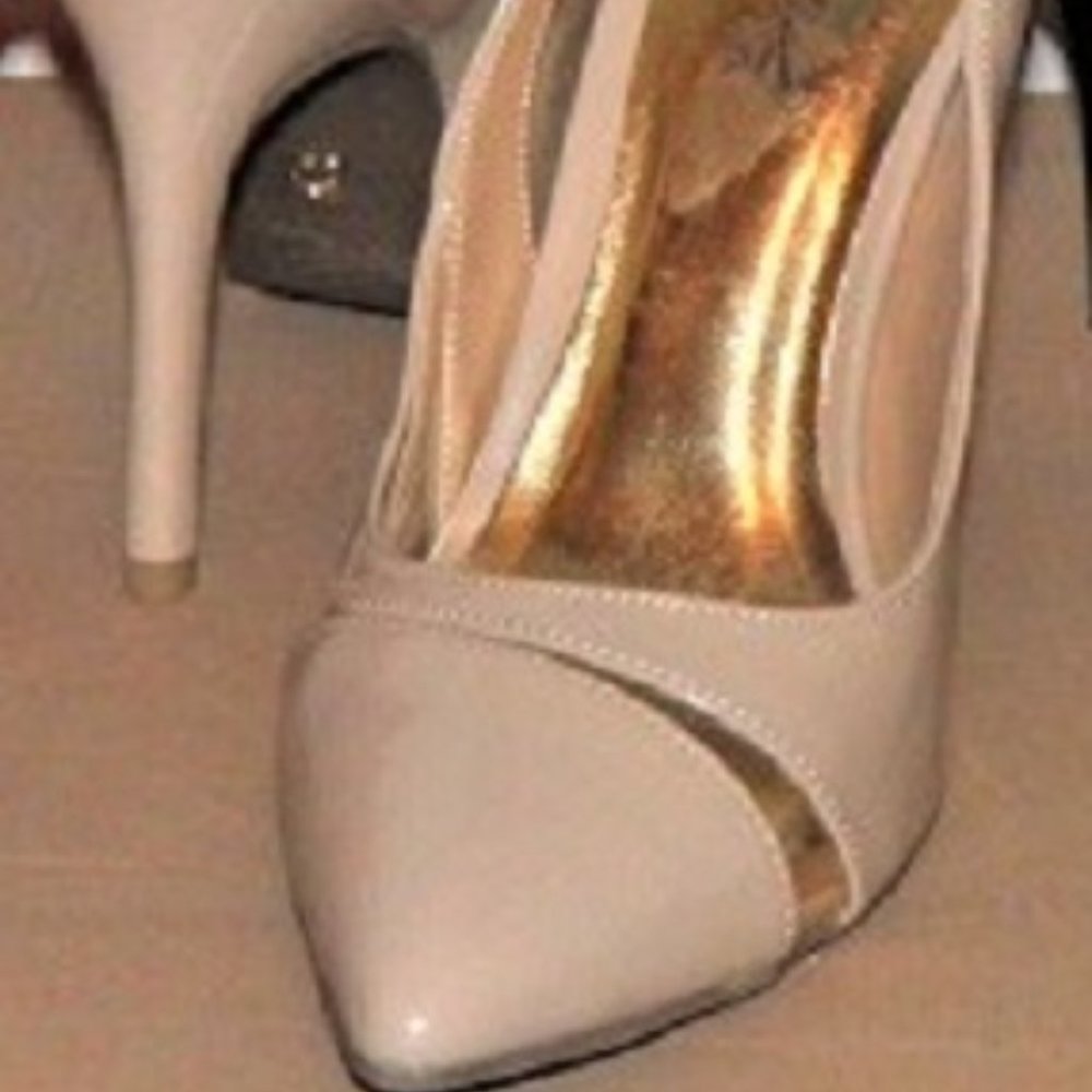 BEAUTIFUL CREME SLIT DESIGN HEELS...NEVER WORN...........................ON HOLD